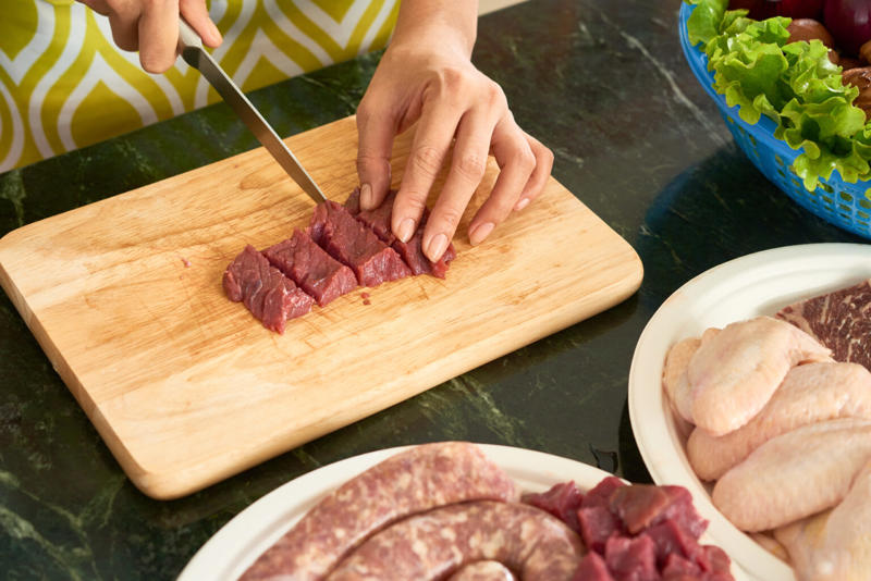 肉を切った後のまな板、水や洗剤だけでは不十分？, 肉を切った後のまな板を清潔に保つための正しい手順, 1. 洗浄する（汚れをきちんと落とす）, 2. 消毒する（菌を殺すための方法）, 3. 乾燥する（菌を増やさない仕上げの方法）, まな板や包丁の素材別の注意点とおすすめの方法, プラスチック製のまな板・包丁, 木製のまな板・包丁, ステンレス製の包丁