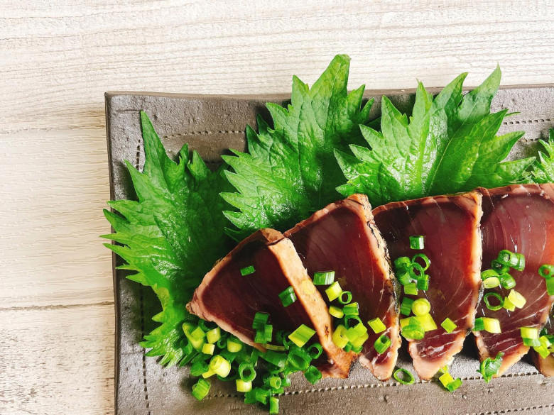 ・ズッキーニと生ハムのオイルマリネ, ・さつまいもの甘煮, ・とうもろこしの唐揚げ, ・なめたけの卵焼き, ・アスパラベーコンチーズ巻き, ・山芋の豚肉巻き, ・カツオのたたき, ・豚バラ甘酢レンコン, ・カレイの煮つけ, ・牛肉のチンジャオロース, ・鶏ネギ黒酢あんかけ, ・さばのミネストローネ