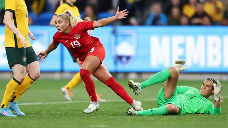 サッカー選手はトロント・レディ・リンクスでキャリアをスタートさせた。, 2016年にアメリカを離れ、スイスでプレーすることになった。, アメリカに戻った後、2019年にイングランドとウェストハムを選んだ。, イングランドのクラブで43試合に出場した後、マンチェスター・ユナイテッドとポートランド・ソーンズに移籍した。, 2023年、ウェストハムへの復帰を決めた。, 2025年、サンディエゴ・ウェーブに移籍しアメリカに戻る。, 同選手は最強のカナダ人選手の一人。, 2013年にA代表デビュー。, 東京五輪2020ではカナダ代表として金メダルを獲得した。, アドリアナ・レオンのインスタグラムのフォロワー数は20万人以上。, サッカー選手は世界中で人気を誇っている。, カナダ代表として125試合に出場。