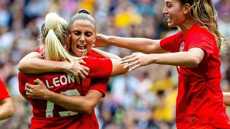 サッカー選手はトロント・レディ・リンクスでキャリアをスタートさせた。, 2016年にアメリカを離れ、スイスでプレーすることになった。, アメリカに戻った後、2019年にイングランドとウェストハムを選んだ。, イングランドのクラブで43試合に出場した後、マンチェスター・ユナイテッドとポートランド・ソーンズに移籍した。, 2023年、ウェストハムへの復帰を決めた。, 2025年、サンディエゴ・ウェーブに移籍しアメリカに戻る。, 同選手は最強のカナダ人選手の一人。, 2013年にA代表デビュー。, 東京五輪2020ではカナダ代表として金メダルを獲得した。, アドリアナ・レオンのインスタグラムのフォロワー数は20万人以上。, サッカー選手は世界中で人気を誇っている。, カナダ代表として125試合に出場。