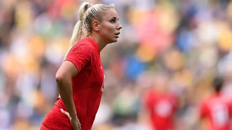 サッカー選手はトロント・レディ・リンクスでキャリアをスタートさせた。, 2016年にアメリカを離れ、スイスでプレーすることになった。, アメリカに戻った後、2019年にイングランドとウェストハムを選んだ。, イングランドのクラブで43試合に出場した後、マンチェスター・ユナイテッドとポートランド・ソーンズに移籍した。, 2023年、ウェストハムへの復帰を決めた。, 2025年、サンディエゴ・ウェーブに移籍しアメリカに戻る。, 同選手は最強のカナダ人選手の一人。, 2013年にA代表デビュー。, 東京五輪2020ではカナダ代表として金メダルを獲得した。, アドリアナ・レオンのインスタグラムのフォロワー数は20万人以上。, サッカー選手は世界中で人気を誇っている。, カナダ代表として125試合に出場。