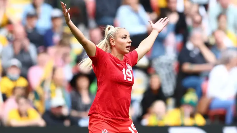 サッカー選手はトロント・レディ・リンクスでキャリアをスタートさせた。, 2016年にアメリカを離れ、スイスでプレーすることになった。, アメリカに戻った後、2019年にイングランドとウェストハムを選んだ。, イングランドのクラブで43試合に出場した後、マンチェスター・ユナイテッドとポートランド・ソーンズに移籍した。, 2023年、ウェストハムへの復帰を決めた。, 2025年、サンディエゴ・ウェーブに移籍しアメリカに戻る。, 同選手は最強のカナダ人選手の一人。, 2013年にA代表デビュー。, 東京五輪2020ではカナダ代表として金メダルを獲得した。, アドリアナ・レオンのインスタグラムのフォロワー数は20万人以上。, サッカー選手は世界中で人気を誇っている。, カナダ代表として125試合に出場。