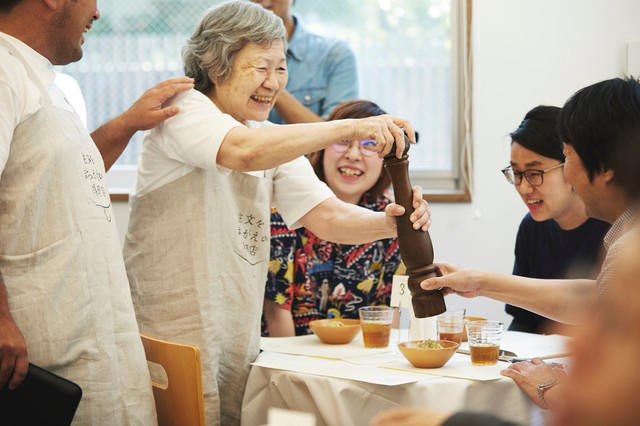 「世界アルツハイマーデー」に全国一斉開催, ハンバーグではなく餃子が出てきた。でもみんな楽しそうだった, たとえ何歳になっても、認知症になっても自分らしく, 認知症の「に」の字も出さずにプロジェクトを立ち上げた, 「まちがえる」ことが目的ではない。福祉プロジェクトではない, いちばん大切なのはコミュニケーション, 「ま、いっか」と「寛容」は違う, 2026年秋、映画『注文をまちがえる料理店』が公開予定