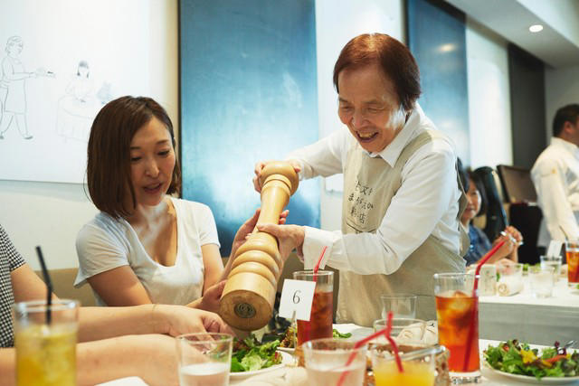 「世界アルツハイマーデー」に全国一斉開催, ハンバーグではなく餃子が出てきた。でもみんな楽しそうだった, たとえ何歳になっても、認知症になっても自分らしく, 認知症の「に」の字も出さずにプロジェクトを立ち上げた, 「まちがえる」ことが目的ではない。福祉プロジェクトではない, いちばん大切なのはコミュニケーション, 「ま、いっか」と「寛容」は違う, 2026年秋、映画『注文をまちがえる料理店』が公開予定