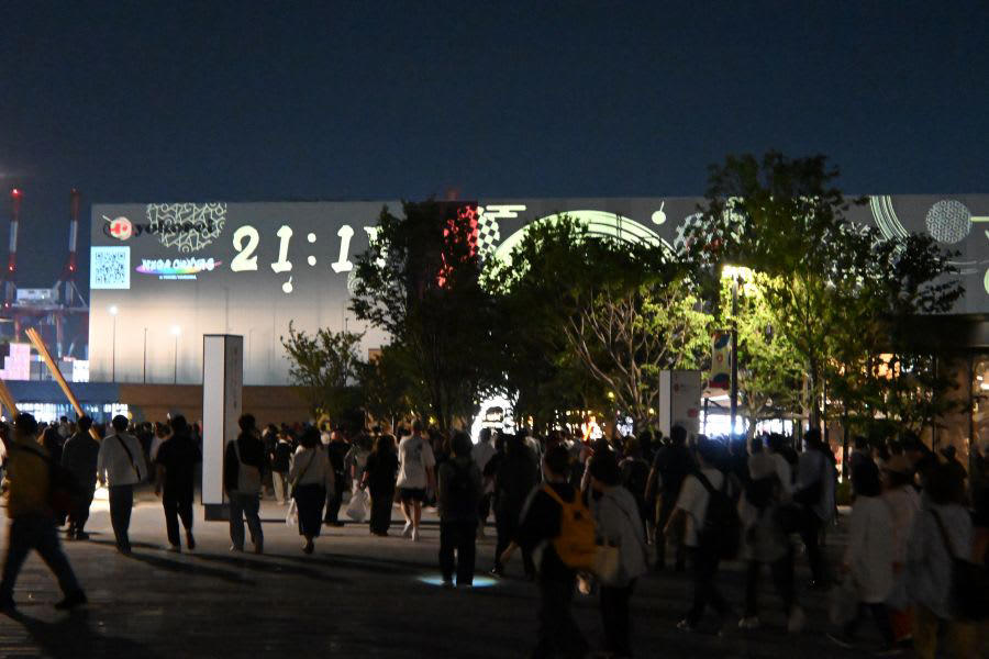 ◆ １６時～ 焦らずゆっくり入場、各ステージのパフォーマンスを見て回る, ◆１７時～ 海外グルメにトライ！, ◆ １８時１５分～ 芸人と一緒に盆踊り！？それともカラオケ出場！？, ◆ １９時１９分～ 今だけの万博ミニ花火（８月３１日まで）, ◆ １９時３０分～（９月１日からは１９：１０～）「青と夜の虹のパレード」迫力あるショーを, ◆２０時１０分～ ゆったりとプロジェクションマッピング, ◆２０時５７分～ 万博内の最もスタートが遅いイベント「ドローンショー」