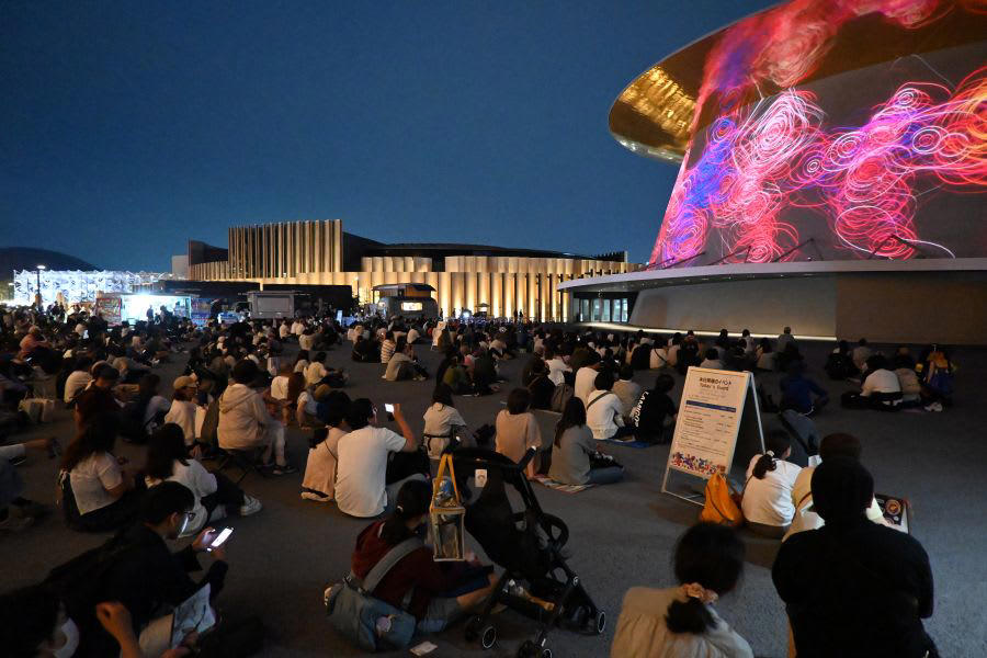 ◆ １６時～ 焦らずゆっくり入場、各ステージのパフォーマンスを見て回る, ◆１７時～ 海外グルメにトライ！, ◆ １８時１５分～ 芸人と一緒に盆踊り！？それともカラオケ出場！？, ◆ １９時１９分～ 今だけの万博ミニ花火（８月３１日まで）, ◆ １９時３０分～（９月１日からは１９：１０～）「青と夜の虹のパレード」迫力あるショーを, ◆２０時１０分～ ゆったりとプロジェクションマッピング, ◆２０時５７分～ 万博内の最もスタートが遅いイベント「ドローンショー」