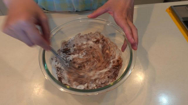 レンジ5分で完成！簡単「米粉チョコバナナ蒸しパン」, 材料（15㎝角・深さ8cmの耐熱容器1個分）, 今日のレシピのポイント, 動画をご覧になりたい方はこちらから, YouTube「エプロン」簡単レシピを動画で紹介しています。, Instagram「エプロン」簡単レシピを写真で紹介しています。