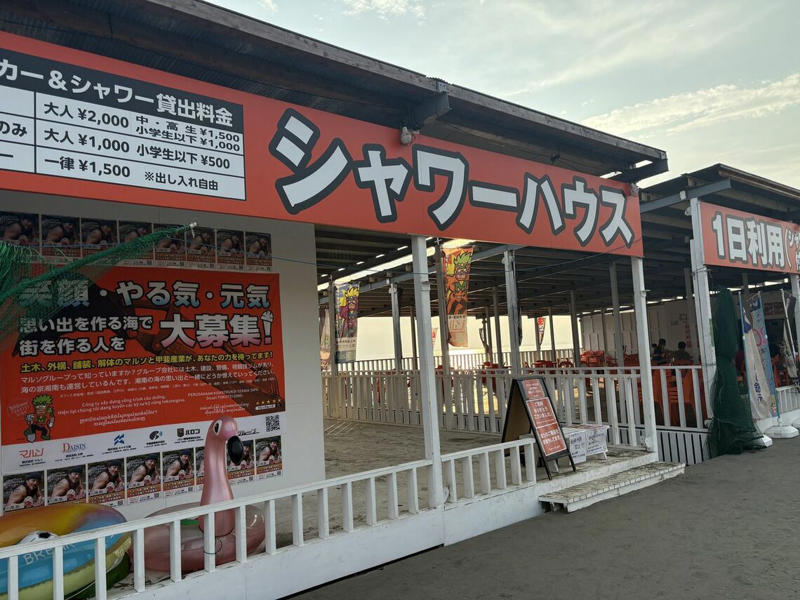 海岸をにぎわせる海の家は75年前に比べて3倍に増加, 時代が追い風、人気の海水浴場になるも……, 忘れられない黒歴史「海の家のクラブ化」で治安が悪化, 開設権を守るべく、海の健全化に乗り出す, 近年は外国人によるトラブル増加で「知らんぷり」も, 盗撮・置引にも注意、ライフガードは頼れる存在, 子どもたちが戻ってきたビーチ、灯籠の奉納イベントも, 誰もが安心・安全に楽しめる海辺へ──