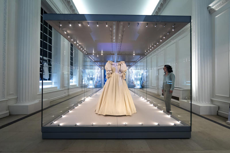 A fashion landmark of the 1980s, Romantic excess, Diana lost too much weight before the wedding, Diana battled bulimia for nearly a decade, She spilled perfume on the dress, A backup bouquet—just in case, A hidden lucky charm, An alternate version of the dress, The backup dress vanished mysteriously, The dramatic veil, How do you transport a princess?, Hand-stitched and one of a kind, Even the shoes were custom masterpieces, The soles were painted with their initials, The third most expensive wedding dress in history