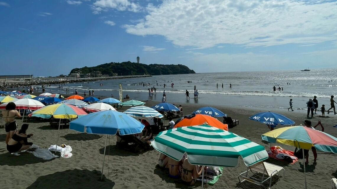 海岸をにぎわせる海の家は75年前に比べて3倍に増加, 時代が追い風、人気の海水浴場になるも……, 忘れられない黒歴史「海の家のクラブ化」で治安が悪化, 開設権を守るべく、海の健全化に乗り出す, 近年は外国人によるトラブル増加で「知らんぷり」も, 盗撮・置引にも注意、ライフガードは頼れる存在, 子どもたちが戻ってきたビーチ、灯籠の奉納イベントも, 誰もが安心・安全に楽しめる海辺へ──