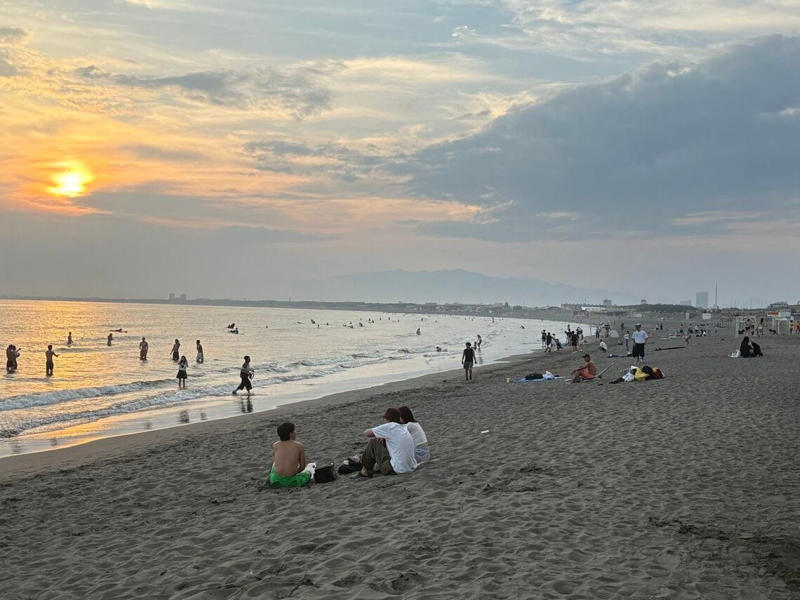 海岸をにぎわせる海の家は75年前に比べて3倍に増加, 時代が追い風、人気の海水浴場になるも……, 忘れられない黒歴史「海の家のクラブ化」で治安が悪化, 開設権を守るべく、海の健全化に乗り出す, 近年は外国人によるトラブル増加で「知らんぷり」も, 盗撮・置引にも注意、ライフガードは頼れる存在, 子どもたちが戻ってきたビーチ、灯籠の奉納イベントも, 誰もが安心・安全に楽しめる海辺へ──