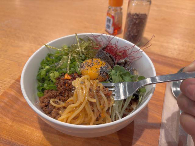 買物公園にある「BOOKMARK CAFE」 , 「BOOKMARK CAFE」の人気メニューはシビ旨パスタ！ , 9月からは「旭川しょうゆまぜそばパスタ」が販売！ , 「人の声であふれる場所に」オーナーの植木さん 