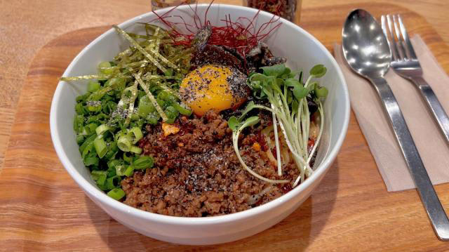 買物公園にある「BOOKMARK CAFE」 , 「BOOKMARK CAFE」の人気メニューはシビ旨パスタ！ , 9月からは「旭川しょうゆまぜそばパスタ」が販売！ , 「人の声であふれる場所に」オーナーの植木さん 