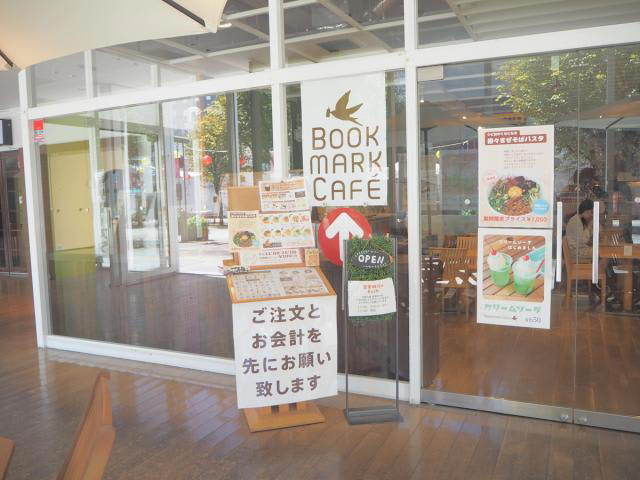 買物公園にある「BOOKMARK CAFE」 , 「BOOKMARK CAFE」の人気メニューはシビ旨パスタ！ , 9月からは「旭川しょうゆまぜそばパスタ」が販売！ , 「人の声であふれる場所に」オーナーの植木さん 