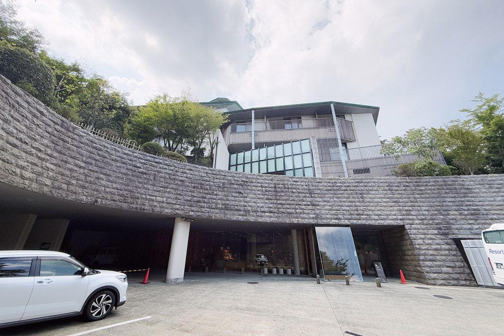 やや貧乏な初老夫婦でも贅沢な旅行ができたワケ, 港区民だけの特権!? 箱根旅行が1泊9000円, 直通バスまであって、至れり尽くせり, 港区立 大平台みなと荘は全25室の山肌にたたずむ立派な旅館