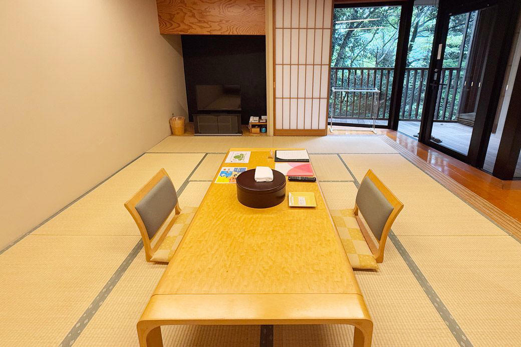やや貧乏な初老夫婦でも贅沢な旅行ができたワケ, 港区民だけの特権!? 箱根旅行が1泊9000円, 直通バスまであって、至れり尽くせり, 港区立 大平台みなと荘は全25室の山肌にたたずむ立派な旅館