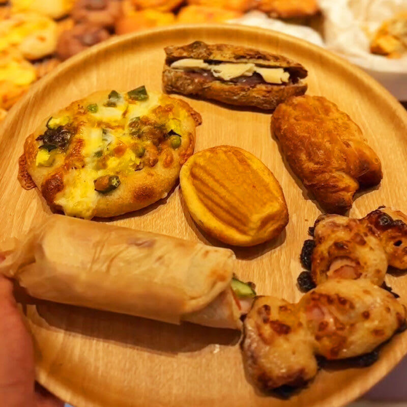 AMATOの「福岡のパン＆スイーツ」, 今注目のお店！「福岡のニューオープンパン＆話題スイーツ3選」, 1. ティラミスメロンパンが福岡初上陸「MOROBAAU」/福岡市中央区大名, 2. パン好きの間で話題のおしゃれベーカリー「épi」/福岡市博多区美野島, 3. まるで美術館のような隠れ家スイーツ店「パウンディ」/福岡市中央区六本松, ★AMATOの「福岡最新グルメ」記事の更新を知りたい方