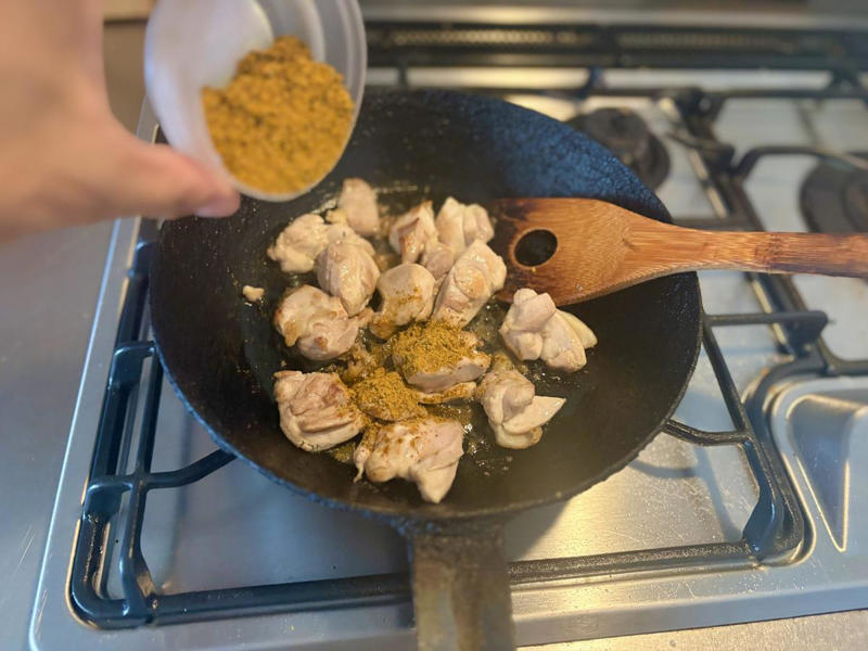 スパイスとソースの2層式がポイント, 肉さえあれできちゃう, 20分で完成したとは思えないおいしさ, レトルトには戻れないかも