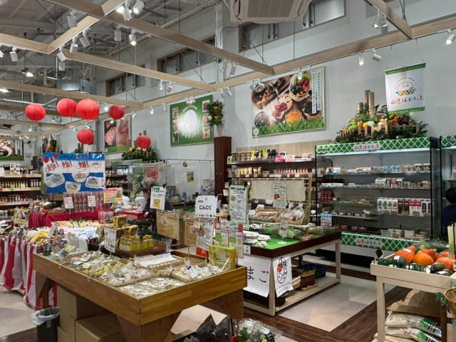 ・ハヤシライスが熱い街　山県市, ・レストラン「山県ごはん」で岐阜グルメ三昧, ・岐阜名産しいたけ入り！ ハヤシライスの深い味わい, ・とろーり卵が贅沢なオムハヤシ, ・清流美どりの唐揚げは想像以上のインパクト, ・関牛乳ソフトで〆る岐阜グルメ旅, ・旅をより楽しむなら岐阜グルメ！, ・今回訪れた店舗の詳細
