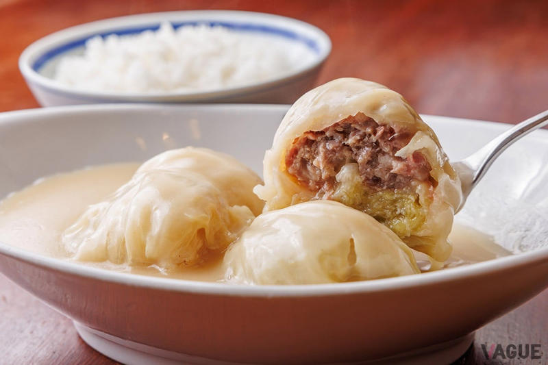 海外由来じゃない。実は家庭料理から生まれたロールキャベツ, アカシアを代表する料理といえばもちろん「ロールキャベツシチュー」, ロールキャベツだけじゃない、これもアカシアのこだわり満載「極辛カレーライス」, たっぷりの自家製醤油ダレ！「豚ロースのオイル焼きとロールキャベツシチュー」