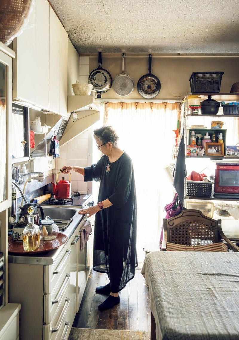 水回りがまとまった団地は、掃除やお手入れがラク, 風が吹き抜ける窓際は、花を飾ってお気に入りの空間に, 「1日1捨て」を毎日続けて、部屋はすっきりをキープ, 30年間愛用しているダイニングテーブルが暮らしの中心
