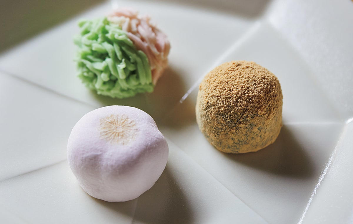 「包む文化」に育まれたお菓子の品格, 赤坂柿山　季節のおかき, 京都　村上開新堂, 塩野　季節の生菓子, 塩芳軒　季節の蒸菓子, アトリエうかい　ふきよせ, 綾瀬はるかさんが表紙！「FRaU JAXURY MOOK」発売中
