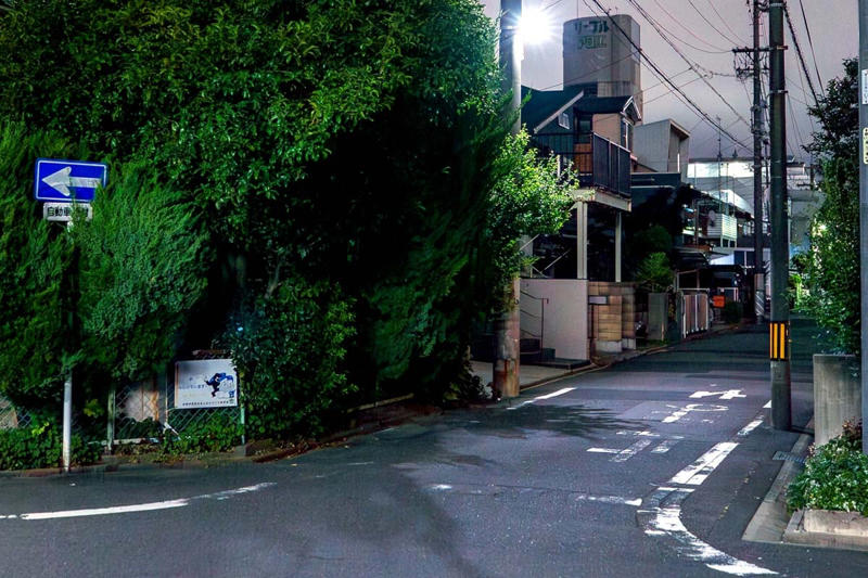 住宅街の心理的圧迫, 狭小道路の安全設計課題, 狭路進入と交通調整, 都市交通の小さな違和感