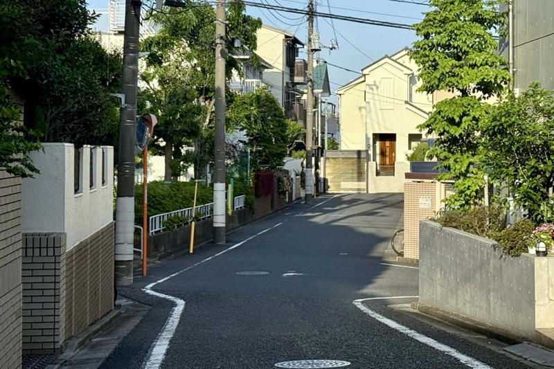 住宅街の心理的圧迫, 狭小道路の安全設計課題, 狭路進入と交通調整, 都市交通の小さな違和感