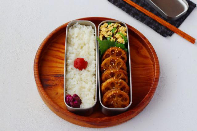 秋の和弁当！「れんこんの肉詰め」「ピーマンの卵そぼろ和え」2品弁当, 1品目 れんこんの肉詰め 照り焼き味, 2品目 ピーマンの卵そぼろ和え, 「心が楽になる2品弁当」のルール