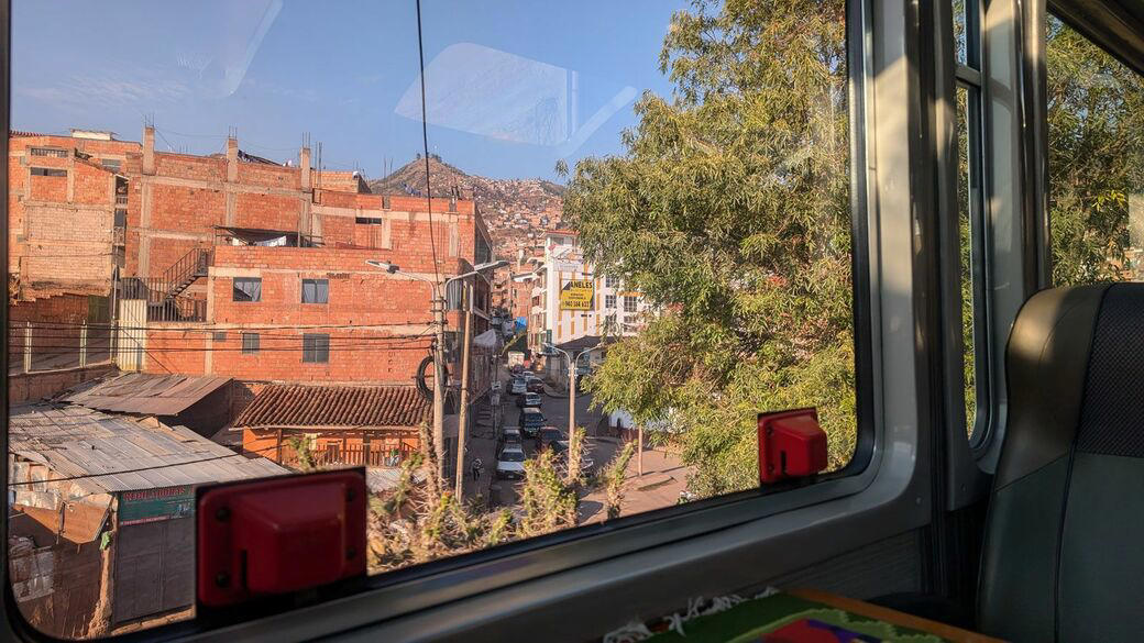 スイッチバックの連続でゆっくり進む列車, 心地よいホスピタリティー, 帰りはバスと「インカレール」のルートで, 絶景を楽しめた2時間ほどのバスの旅, AIより「自分の好奇心」頼み