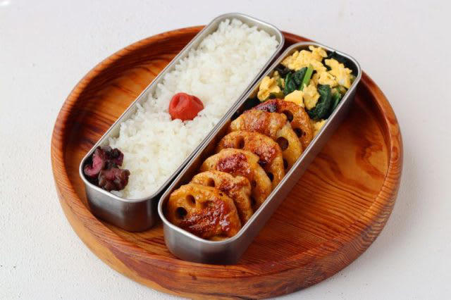 秋の和弁当！「れんこんの肉詰め」「ピーマンの卵そぼろ和え」2品弁当, 1品目 れんこんの肉詰め 照り焼き味, 2品目 ピーマンの卵そぼろ和え, 「心が楽になる2品弁当」のルール