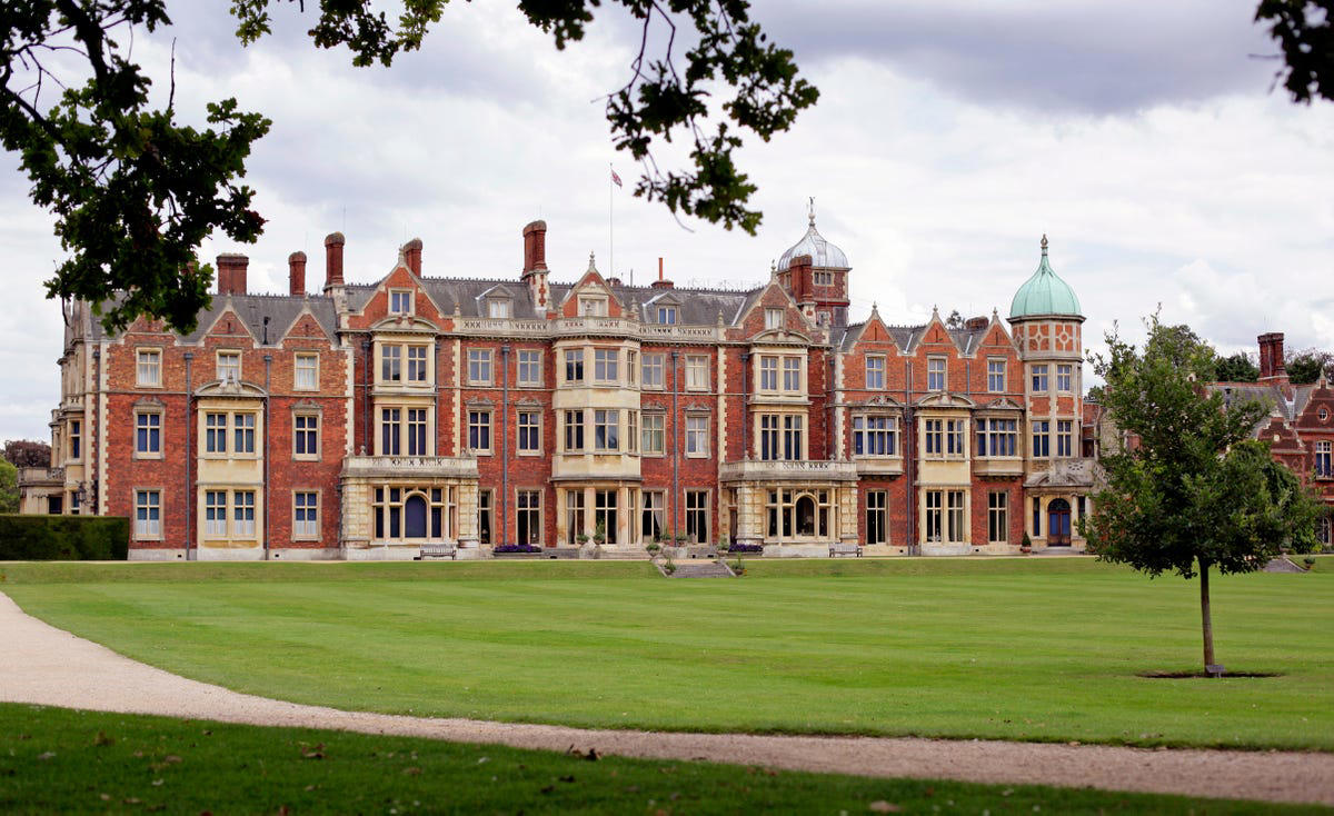 Buckingham Palace, Windsor Castle , Balmoral Castle , Holyrood Palace, Sandringham Estate , Hillsborough Castle