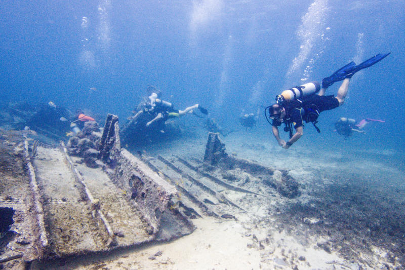 ミシガン湖の三角地帯, ル・グリフォン号の失踪, SSエドマンド・フィッツジェラルド号, PSレディー・エルジン号, SSイーストランド号, 1913年、五大湖の嵐, SS皇帝号遠洋客船, SSカール・D・ブラッドリー号, 五大湖の難破船観光, ファゾムファイブ国立海洋公園, ウォータースポーツアドベンチャー体験, サンダーベイ国立海洋保護区, 「難破船の路地」, グレートレイク難破船博物館, トゥエルブマイルビーチ, ピクチャードロックス国立湖岸, オー・セイブル・ポイント, SSフランシスコ・モラザン号, ミシガン州セントイグナス島