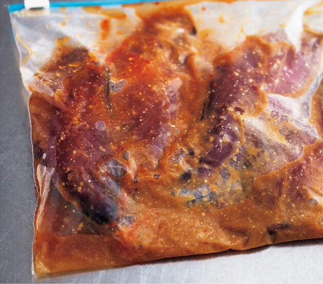 鮭のレモン塩麹漬け, 展開1　鮭と夏野菜のグリル焼き, 展開2　鮭とトマトと玉ねぎの蒸し煮, ブリの豆板醤・にんにく味噌漬け, 展開1　ブリ炒めのピーマンきゅうりのせ, 展開2　ブリのグリル焼き、小松菜添え, 漬ける、蒸す、塩をするだけ。アレンジ自在の使える下ごしらえ