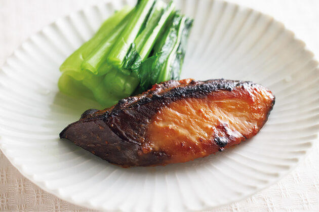 鮭のレモン塩麹漬け, 展開1　鮭と夏野菜のグリル焼き, 展開2　鮭とトマトと玉ねぎの蒸し煮, ブリの豆板醤・にんにく味噌漬け, 展開1　ブリ炒めのピーマンきゅうりのせ, 展開2　ブリのグリル焼き、小松菜添え, 漬ける、蒸す、塩をするだけ。アレンジ自在の使える下ごしらえ
