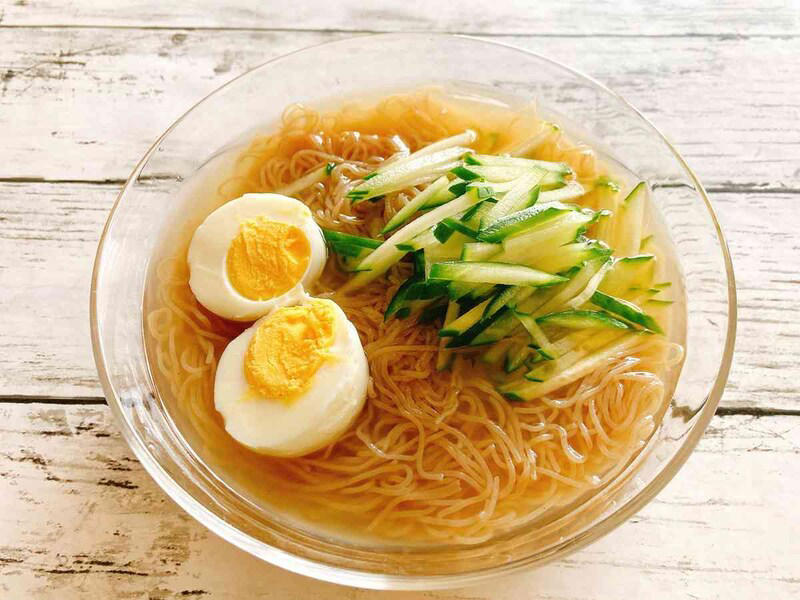 コストコ販売の「ふるる冷麺」のトッピング, コストコ販売の「ふるる冷麺」のおいしい食べ方, コストコ販売の「ふるる冷麺」の値段, コストコ販売の「ふるる冷麺」の原材料, コストコ販売の「ふるる冷麺」のカロリー, コストコ販売の「ふるる冷麺」の消味期限と保存方法, 「ふるる冷麺」の製造・販売会社は？, 「ふるる冷麺」は冬でも売ってる？, 「ふるる冷麺」の売り場はどこ？