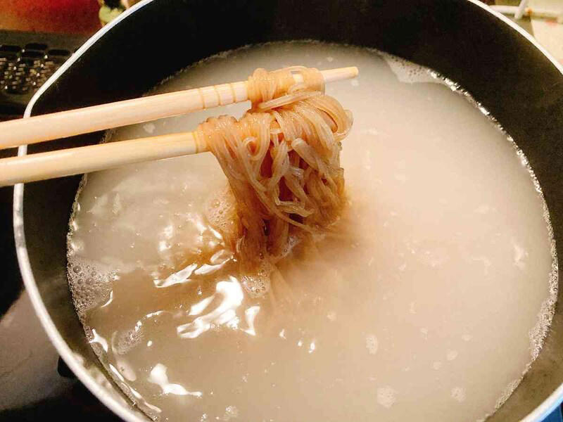コストコ販売の「ふるる冷麺」のトッピング, コストコ販売の「ふるる冷麺」のおいしい食べ方, コストコ販売の「ふるる冷麺」の値段, コストコ販売の「ふるる冷麺」の原材料, コストコ販売の「ふるる冷麺」のカロリー, コストコ販売の「ふるる冷麺」の消味期限と保存方法, 「ふるる冷麺」の製造・販売会社は？, 「ふるる冷麺」は冬でも売ってる？, 「ふるる冷麺」の売り場はどこ？