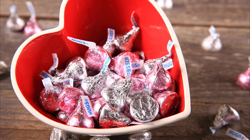 20. Mike and Ike（マイク・アンド・アイク）, 18. Jolly Ranchers（ジョリー・ランチャー）, 17. Laffy Taffy（ラフィー・タフィー）, 16. Swedish Fish（スウェーディッシュ・フィッシュ）, 15. Butterfinger（バターフィンガー）, 14. KitKat（キットカット）, 13. Twizzlers（トゥイズラー）, 11. Milky Way（ミルキーウェイ）, 10. Candy corn（キャンディコーン）, 9. Tootsie Pops（トッツィー ポップ）, 8. Snickers（スニッカーズ）, 7. Hershey Kisses（ハーシー・キスチョコレート）, 6. Sour Patch Kids（サワーパッチキッズ）, 5. Hot Tamales（ホットタマレス）, 4. Starburst（スターバスト）, 3. M&amp;Ms（エムアンドエムズ）, 2. Skittles（スキットルズ）, 1. Reese’s Peanut Butter Cups（リーセス ピーナッツバターカップ）, 10. コネチカット州, 7. インディアナ州, 5. ネブラスカ州, 4. ペンシルベニア州