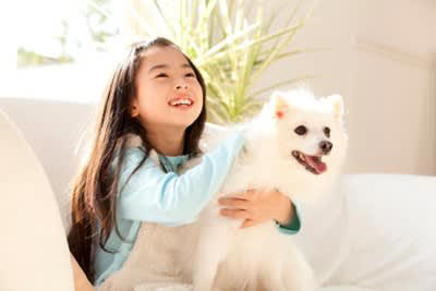犬を飼うことで家族にあらゆる影響を与える, 犬を飼うと『人生が変わる』と言われている理由5選, 1.生活リズムが規則正しくなる, 2.家族との会話や交流が増える, 3.外出する機会が増えて交友関係が広がることも, 4.人間性がより豊かに育まれる, 5.生きがいや楽しみが増えて幸福度が上がる