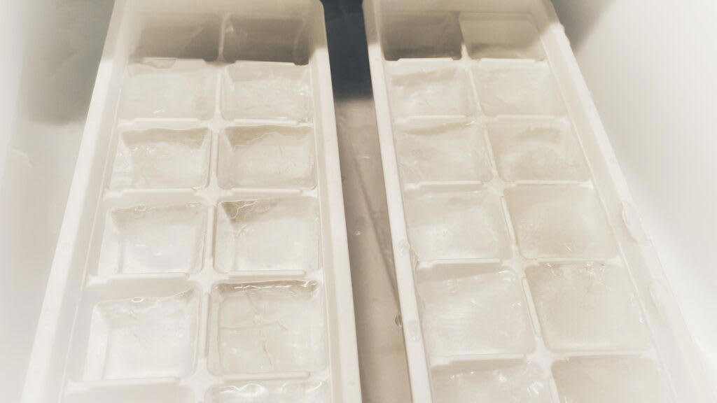 ダイソーの製氷皿の魅力とは？, 底を押すだけで簡単に氷を取り出すことができる, 使いやすさを底上げする機能がついている, 食洗機対応モデルもありお手入れが簡単, アイス作りやお弁当作りにも役立つ, ダイソーの製氷皿・製氷グッズおすすめ8選, 【1】やわらかアイストレー24個取り, 【2】アイストレー（12個取り）, 【3】保存できる製氷皿 スコップ付, 【4】アイストレーハーフ2個組, 【5】まる型アイストレー（15個取り）, 【6】フタ付製氷皿スティックタイプ（2個取）, 【7】細めの水筒用氷棒（29枚）, 【8】アイスバッグ（16球×24枚、ハート）, ダイソーの製氷皿・製氷グッズで作った氷はキャンプでも大活躍, アウトドアでも活躍！便利で機能的なダイソーの製氷皿・製氷グッズ