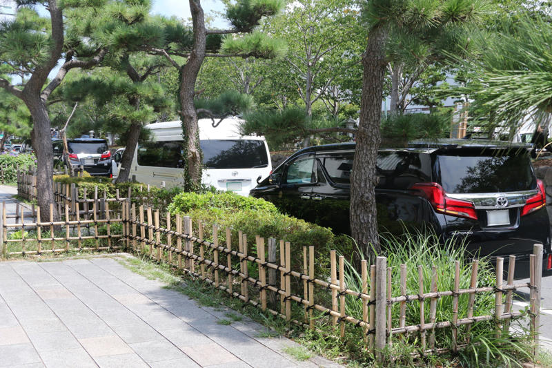 ■救急車が「渋滞」で進めず, ■運転手はスマホをいじるばかり, ■日常的に「白タク」らしき車を見かける, ■旗のロゴは中国の大手旅行会社, ■鎌倉高校前駅の踏切付近も, ■運転は荒く、交通法規も無視, ■逮捕された10人の運転手は…, ■不審な「緑ナンバー」の車が増加, ■「都市型ハイヤー」の可能性, ■市民の生活が揺らいでいる