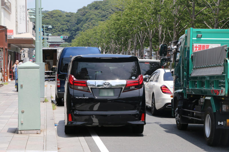 ■救急車が「渋滞」で進めず, ■運転手はスマホをいじるばかり, ■日常的に「白タク」らしき車を見かける, ■旗のロゴは中国の大手旅行会社, ■鎌倉高校前駅の踏切付近も, ■運転は荒く、交通法規も無視, ■逮捕された10人の運転手は…, ■不審な「緑ナンバー」の車が増加, ■「都市型ハイヤー」の可能性, ■市民の生活が揺らいでいる