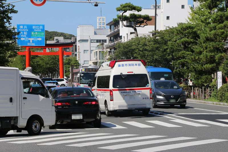 ■救急車が「渋滞」で進めず, ■運転手はスマホをいじるばかり, ■日常的に「白タク」らしき車を見かける, ■旗のロゴは中国の大手旅行会社, ■鎌倉高校前駅の踏切付近も, ■運転は荒く、交通法規も無視, ■逮捕された10人の運転手は…, ■不審な「緑ナンバー」の車が増加, ■「都市型ハイヤー」の可能性, ■市民の生活が揺らいでいる