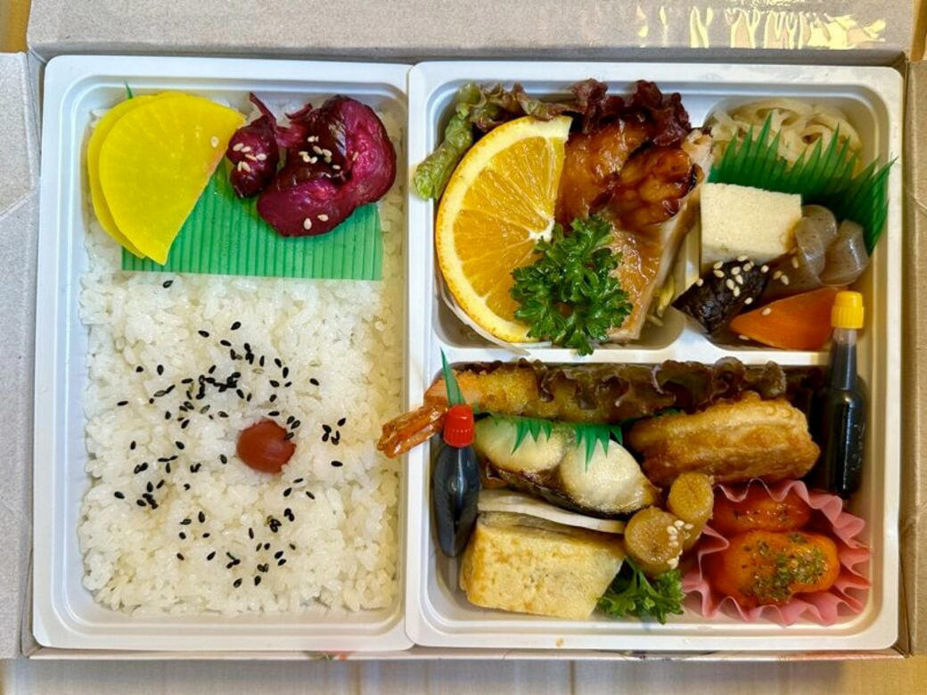 サンライズの旅にまだ知らないことがあった, 臨時のサンライズは乗車時間が15時間超え, どうすれば駅ホームで弁当を受け取れる？, 特急「やくも」もOK, 知る人ぞ知るサービスだった, 駅弁文化を維持するためにできることは？