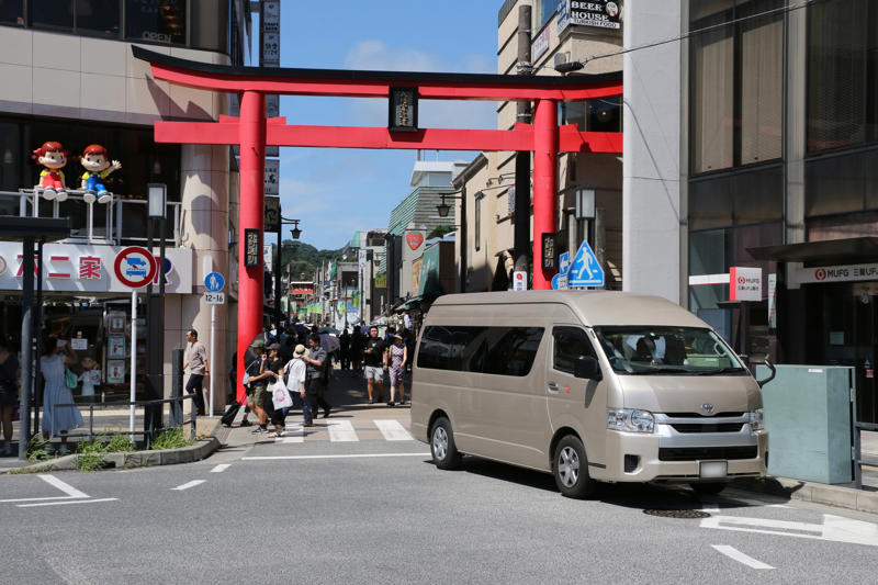 ■救急車が「渋滞」で進めず, ■運転手はスマホをいじるばかり, ■日常的に「白タク」らしき車を見かける, ■旗のロゴは中国の大手旅行会社, ■鎌倉高校前駅の踏切付近も, ■運転は荒く、交通法規も無視, ■逮捕された10人の運転手は…, ■不審な「緑ナンバー」の車が増加, ■「都市型ハイヤー」の可能性, ■市民の生活が揺らいでいる