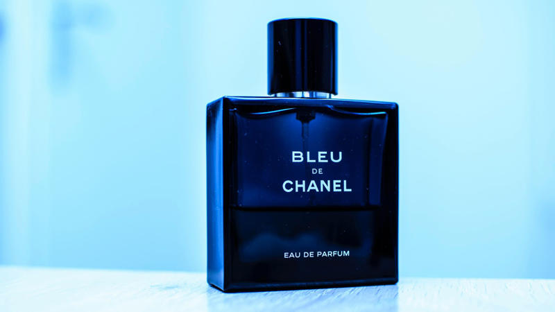 1. Acqua di Gio by Giorgio Armani, 2. Dior Sauvage, 3. Bleu de Chanel, 4. Creed Aventus, 5. Tom Ford Noir, 6. Hermes Terre D'Hermes, 7. Tom Ford Oud Wood, 8. Versace Eros, 9. Versace Dylan Blue, 10. Armani Code, 11. Montblanc Explorer, 12. Prada L’Homme, 13. Jean Paul Gaultier Le Male, 14. Hugo Boss Bottled, 15. Y by Yves Saint Laurent, 16. Paco Rabanne 1 Million, 17. Gucci Guilty Parfum Pour Homme, 18. Le Labo Santal 33, 19. Chanel Allure Homme Sport, 20. Acqua di Parma Colonia