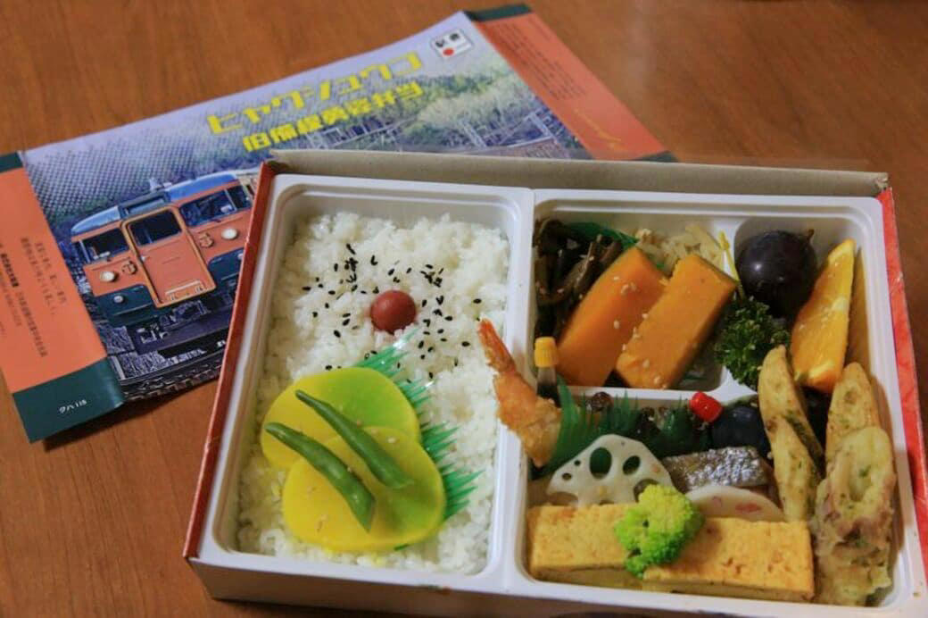 サンライズの旅にまだ知らないことがあった, 臨時のサンライズは乗車時間が15時間超え, どうすれば駅ホームで弁当を受け取れる？, 特急「やくも」もOK, 知る人ぞ知るサービスだった, 駅弁文化を維持するためにできることは？