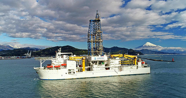 長さ300kmに及ぶコア試料が保管されている, 南海トラフ、断層帯のコア試料の特徴は！, 青森八戸沖の海底下にある黒い地層の正体は？, 海底地下の掘削は、どのように行うのか？, 世界に3ヵ所しかない「地質コア試料保管庫」, コア試料の掘削はいつから始まったのか？, 掘りクズの中にも貴重な試料が含まれている, 「ちきゅう」には、どんな研究者が乗っている？, 「地震研究」から「海底下の微生物」まで, 2億3000万年前のコア試料には!?, 古気候研究から大量絶滅の痕跡まで, 日本海の歴史を記録したコア試料, 国際研究で進んでいるコア試料の掘削！, コア試料から発見された微生物の謎！, 生物が暮らす限界はどこにあるのか？, 海底下という未知の世界に挑む！