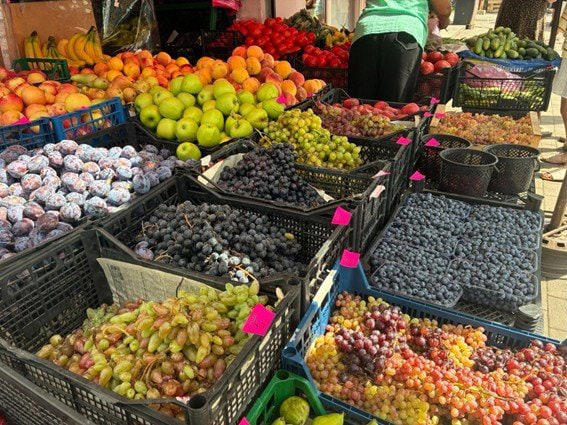 56歳、ジョージアでの「新しい暮らし」, 果物と野菜がお買い得！スーパーの買い物事情, 読めないパッケージとの格闘の末…, ジョージアに欠かせないパンの香り, 言葉が通じなくてもいい、異国で暮らす醍醐味, 新しい暮らしは小さな冒険の積み重ね