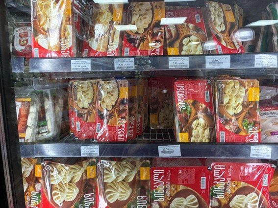 56歳、ジョージアでの「新しい暮らし」, 果物と野菜がお買い得！スーパーの買い物事情, 読めないパッケージとの格闘の末…, ジョージアに欠かせないパンの香り, 言葉が通じなくてもいい、異国で暮らす醍醐味, 新しい暮らしは小さな冒険の積み重ね